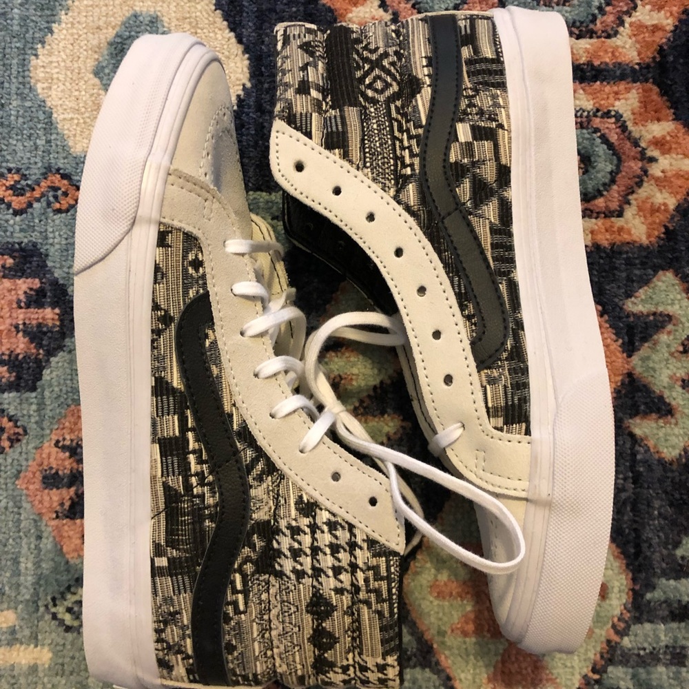 VANS cream and Black Men’s size 6. Women’s 7.5